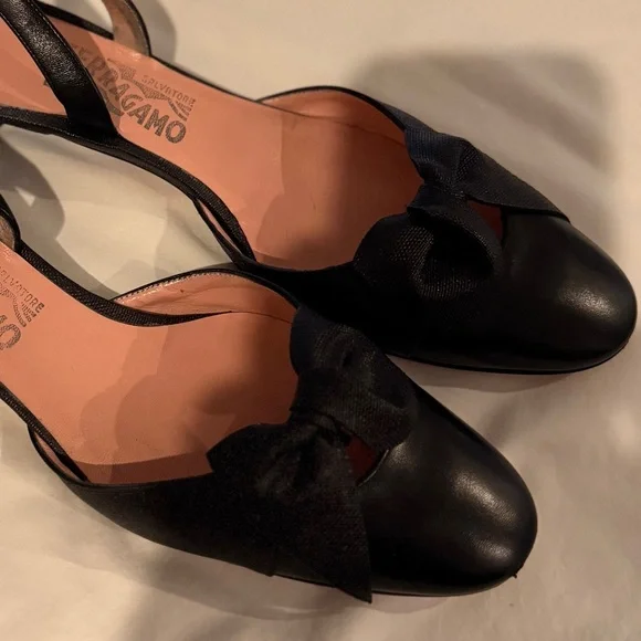 Salvatore Ferragamo slingback with bow. - Picture 2 of 5